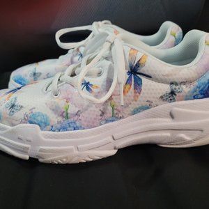 Yes We Vibe size 8W tennis shoe